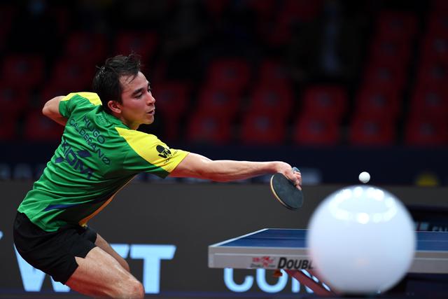 他在接受采 他在接受采